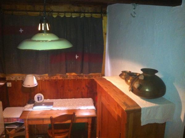 Tr�s belle lampe,
Trouve sa place dans notre vieux chalet (1696) des Alpes valaisannes