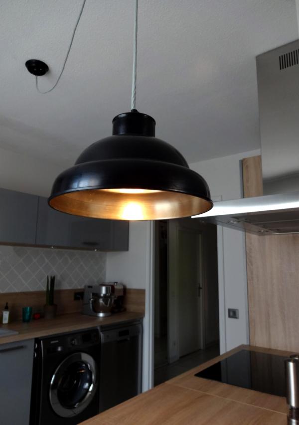 Le plafonnier id�al pour notre cuisine, il diffuse une lumi�re chaleureuse au dessus du coin repas, et il habille la pi�ce gr�ce � son c�ble �lectrique suspendu. J'ai simplement remplac� le c�ble d'origine par un plus long. Je suis ravi 