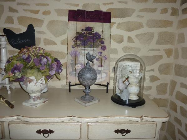 Beautiful bird on a metal ball that brings vintage flair into my shabby chic interior.