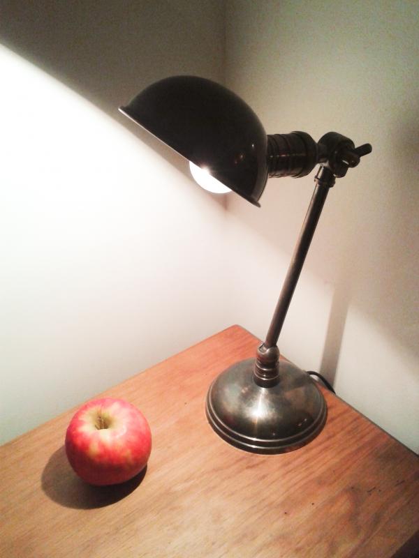 Ein sch�ner Apfel, eine sch�ne Lampe...