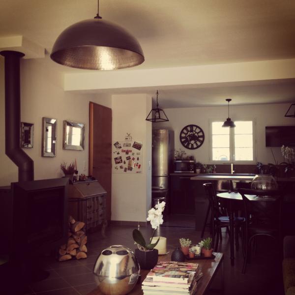 Au premier plan le plafonnier komais, au fond le plafonnier d atelier noir. Ils sont parfaits, j adoooore !!! 