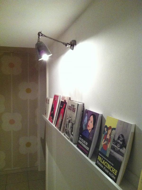 Due lampade da parete del gioielliere lungo il nostro lungo corridoio, pi originali e vintage delle due lampade da parete non personalizzate fissate dal padrone di casa.