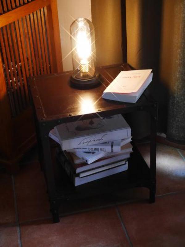 Een kleine tafel waar je met liefde je boeken op zet