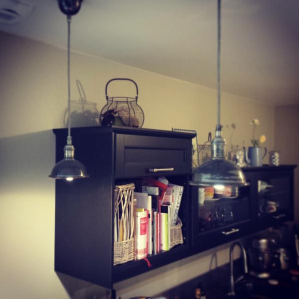 Magnifico lampadario sul nostro bar che apporta un tocco retr industrale. E' fonte di belle sensazioni con i nostri amici