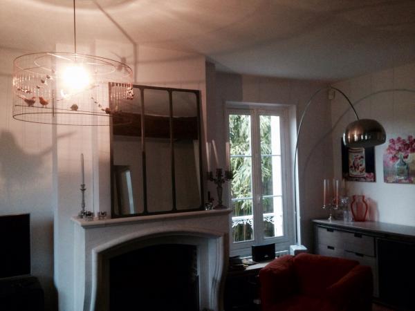 A glass wall in our living room for a neo industrial and warm ambiance, the mirror is amazing!