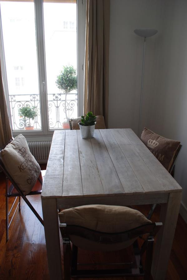 A dining area parfois un bureau...La couleur est magnifique. Merci PIB.