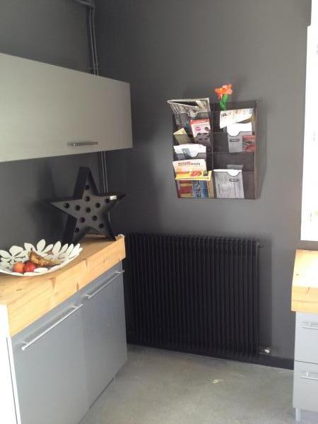 Fini les papiers qui trainent dans ma cuisine avec ce porte document! L�ger et robuste, il apporte une touche industrielle � ma pi�ce. J'adore.