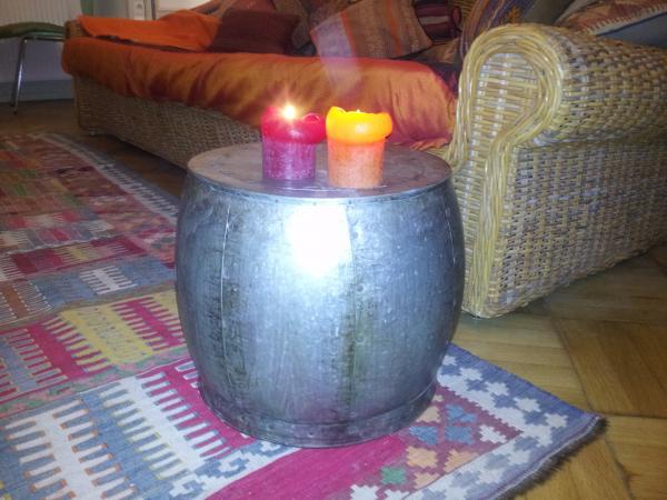 erg leuk ... een echte blikvanger! Een kruk die kan worden gebruikt als bijzettafeltje.