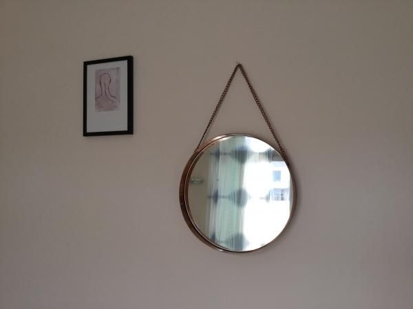 I'm really satisfied with the purchase of the Lena mirror. The copper effect is very warm and the reflection is very beautiful.