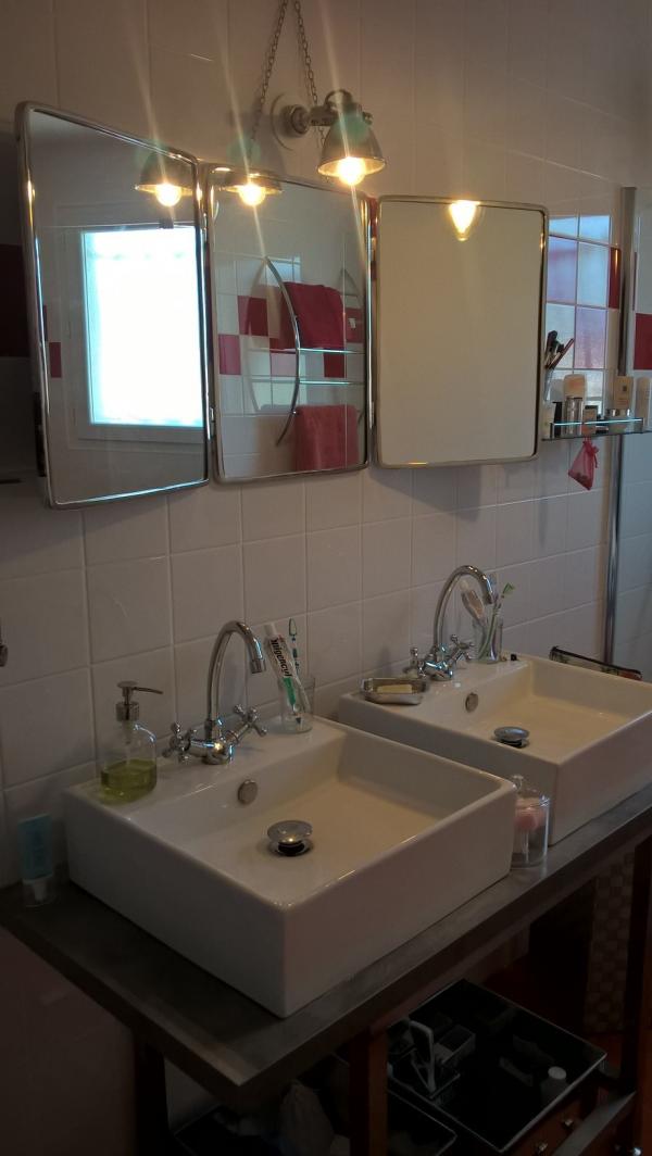 Magnifique applique industrielle, ideale pour embellir notre salle de bains et mettre en valeur notre miroir barbier!!!

MERCI PIB!!! de tous vos objets deroutants, hors du commun, qui nous font remonter dans le passe, des si belles annees...
