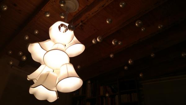 Onze kroonluchter met kleine koelkast gloeilampen, voor een retro-effect. 