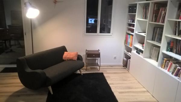 Une nouvelle pièce bibliothèque  qui s'aménage doucement avec le canapé Genève et la table d'appoint Virgile pour un bonheur de lecture