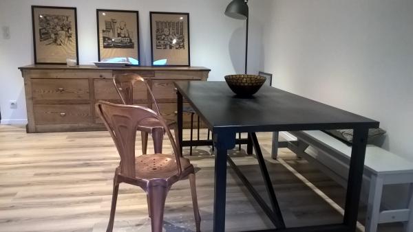 Table kerizel et chaise multiples cuivre: un beau mélange