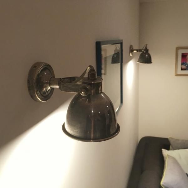 J'aime vraiment l'aspect industriel des appliques murales de bistro.