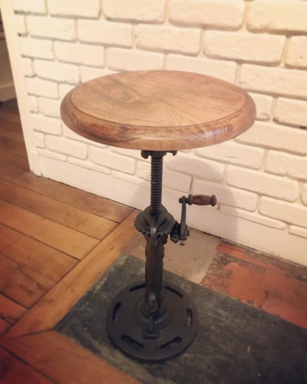 Industrial stool with crank: industrial style per excellence!