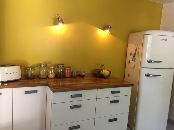 Deux appliques Bistrot qui diffusent une jolie lumiere sur le mur colore