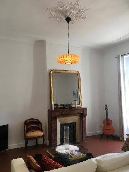 Suspension Greskar ! Combo parfait avec les moulures ! Et la glace de cheminée. Merci PIB !