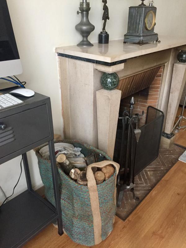 Tres beau sac pour ranger les beches, cela donne une touche de gaiete dans mon salon, je l'ai adopte de suite