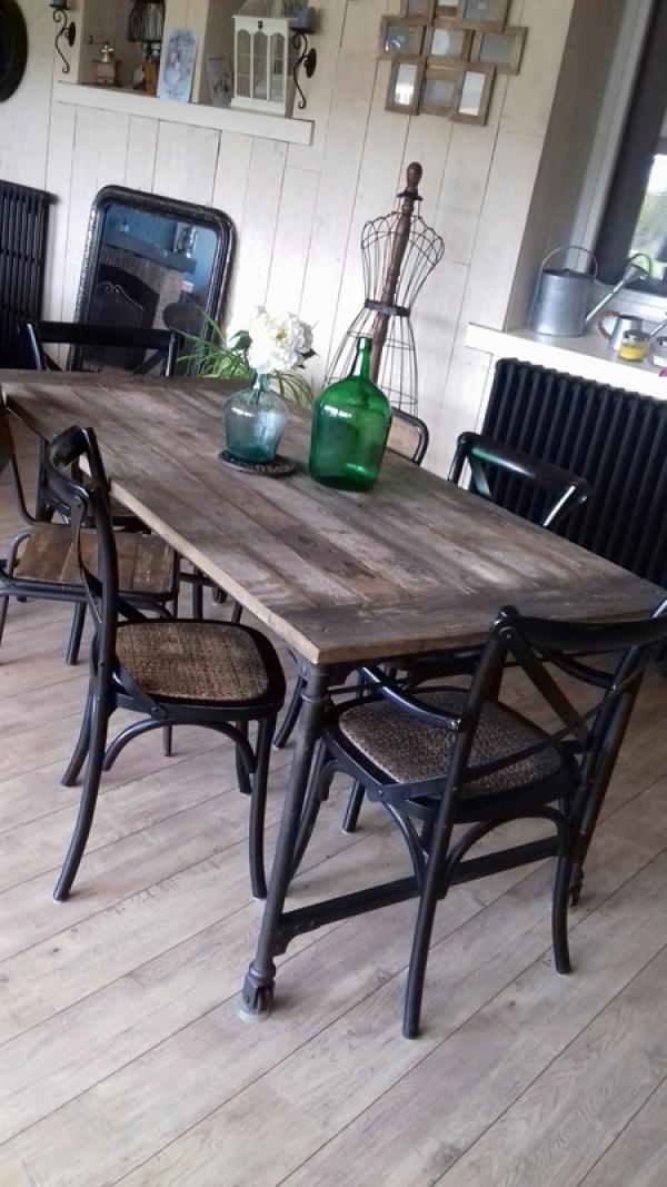 Prachtige tafel met industrile stijl. Alles waar we van houden !!