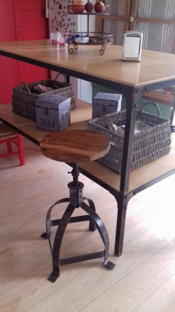 Ce joli tabouret pour joindre l'utile a l'agreable.