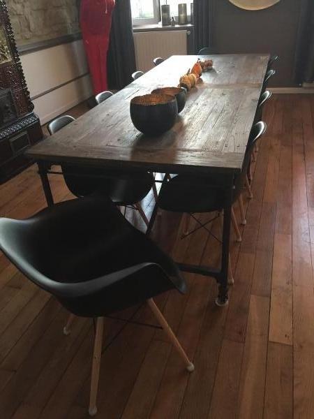 Une jolie table de qualité pour réunir beaucoup de monde!