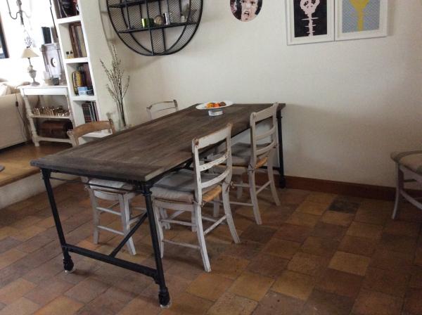 Een tafel: mooi, massief en elegant tegelijk
De kleur van het tafelblad is donkerder dan op de foto van de site