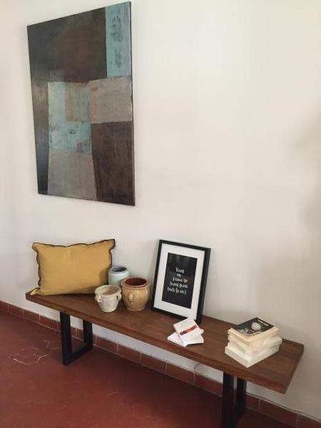 Meine sehr schöne Peterstivy-Bank, die meine blaue Malerei durch einladende Vasen und Bücher unterstreicht.