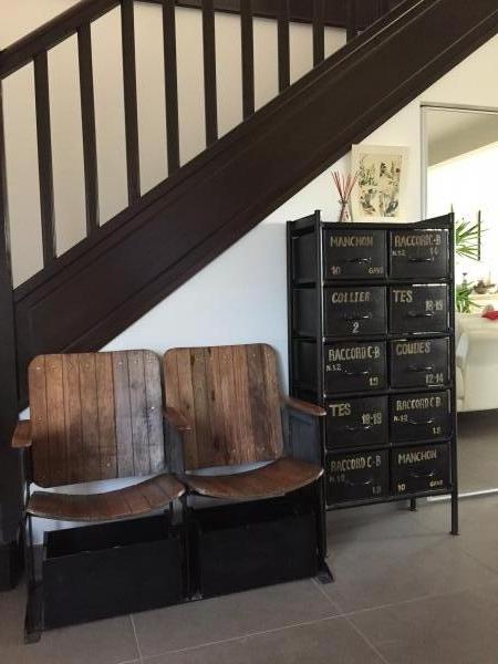 La commode d'atelier 10 tiroirs et les sièges théâtres = Le duo idéal! Pratique dans une entrée pour ranger et s'asseoir et habille parfaitement une pente d'escalier !