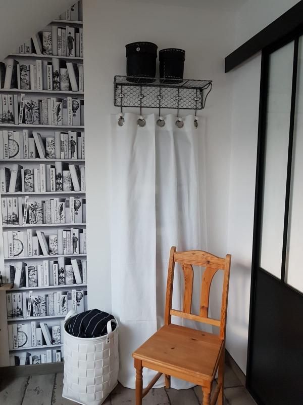 Superbe étagère vintage. Parfaite pour y accrocher un rideau et dissimuler ma table à repasser...