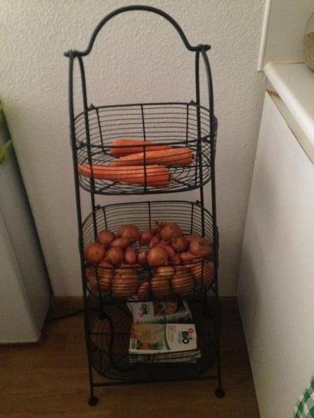 Mein Regal ist in meiner Kche sehr praktisch.