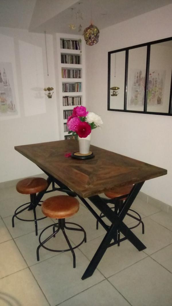 Magnifique table Cad  l'esprit industriel. Trs robuste au demeurant, elle ne craint rien et accueille notre tribu (3 enfants...)  chaque repas, confortablement install sur les tabourets de cordonnier !! 