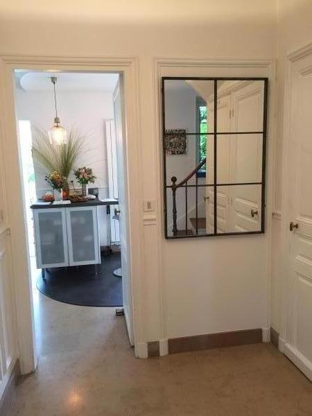 ce miroir donne de la lumi�re dans notre entr�e .