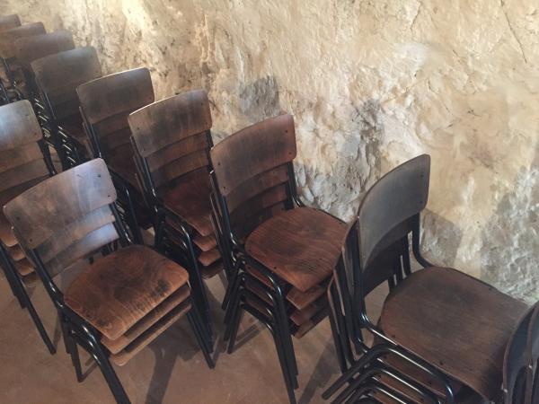 Zeer mooie, goed gemaakte en stevige stoelen. We hebben er een aantal om een receptiezaal in te richten, en we zijn net geboekt met 55 stoelen voor de inrichting van ons volgende restaurant. Efficinte en attente levering!