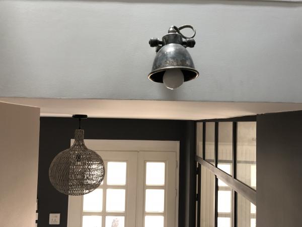 applique  vis industrielle plac�e dans la mont�e de l'escalier , top ;)