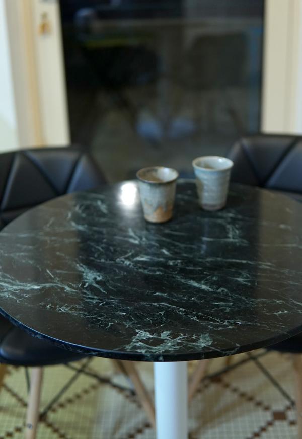 Notre élégante table bistrot Lasby avec son beau plateau veiné de marbre !