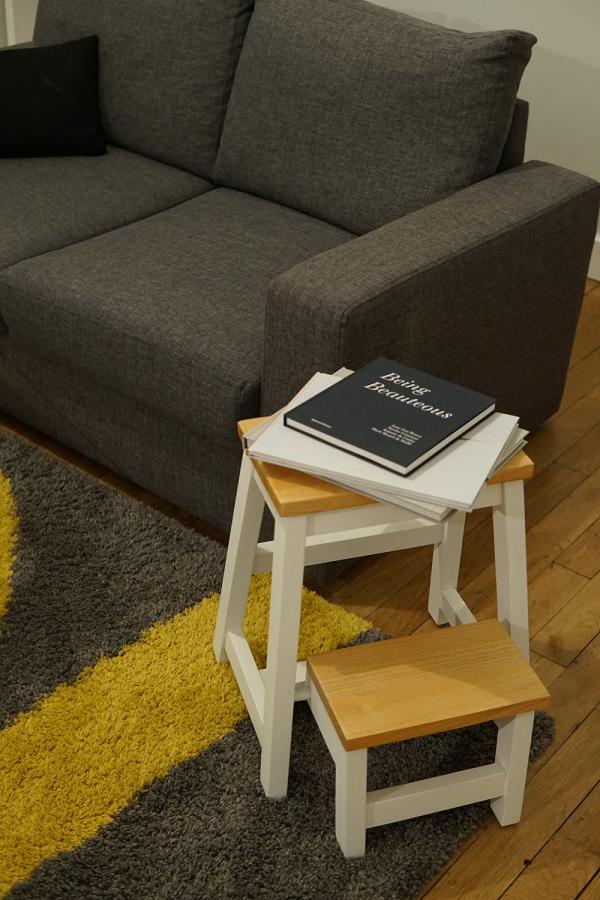 Il gradino scandinavo Edward trasformato in un tavolino da salotto! Pratico!