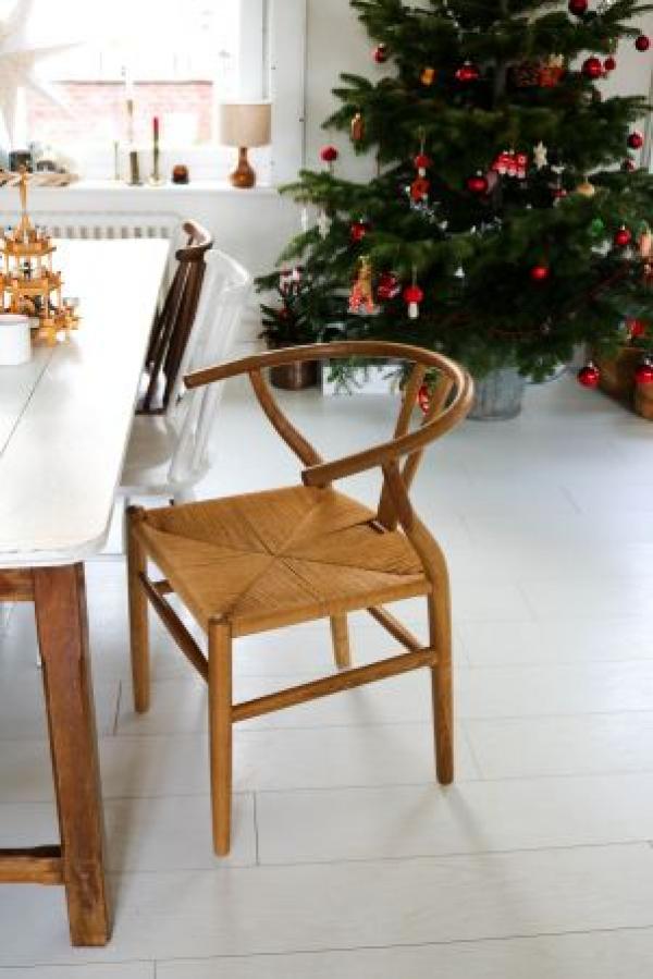 Schitterend, allemaal gebogen, zeer comfortabel dankzij de gebogen rugleuning en royale zitting. Het is gemaakt van massief eikenhout, wat zorgt voor stevigheid en stevigheid.