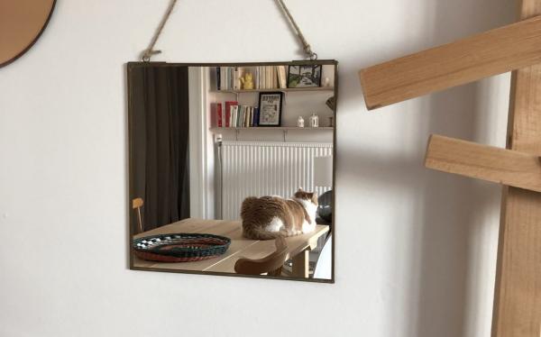 Un joli miroir carré à suspendre