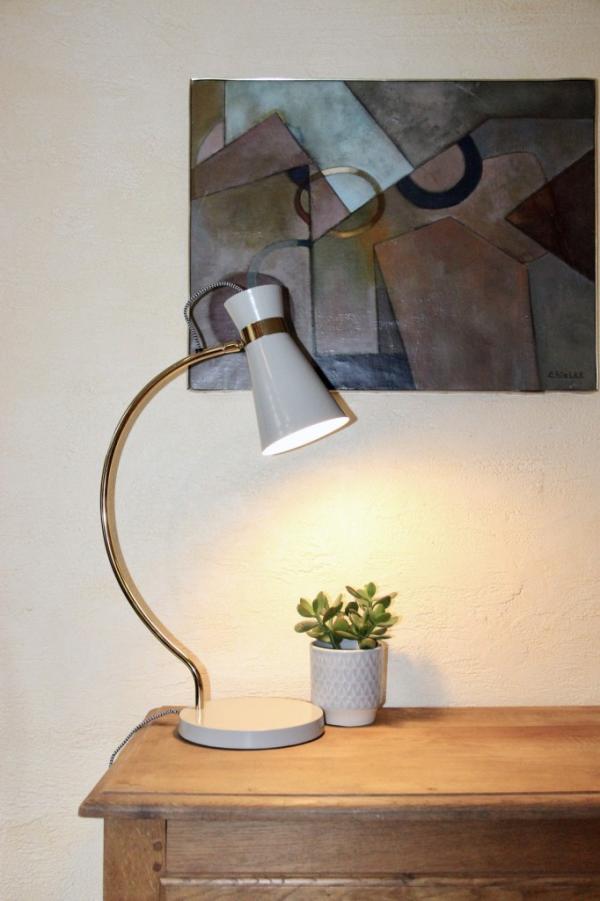 Eine skandinavische Tischleuchte, die Vintage-Spirit und originelles Design vereint.