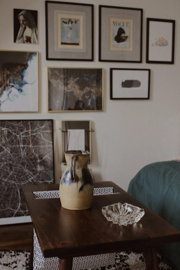 J'aime beaucoup les meubles et tables scandinaves et en particulier la couleur très sombre de celle-ci.