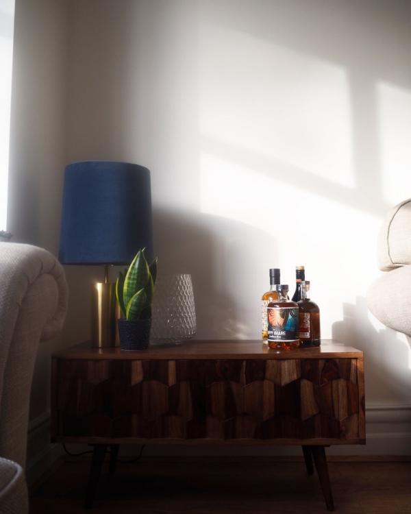 La lampe rappelle l'époque des années 60 que j'adore et la combinaison du velours doux à l'ombre et du laiton massif se complètent parfaitement.