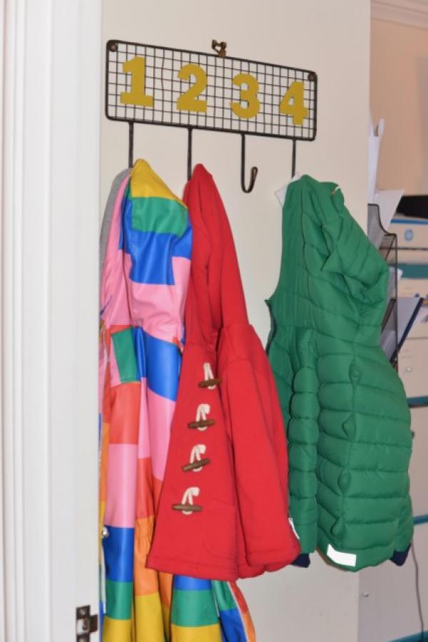 Me permiten colgar algunos abrigos de niños en mi oficina en lugar de ser colgado al final de las escaleras!