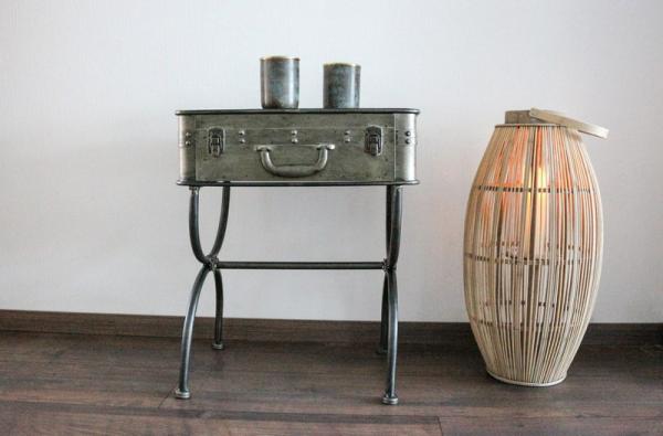 De Louis Latch tafel is gemaakt van 100 stukken metaal en is een uniek meubelstuk in de vorm van een koffer.