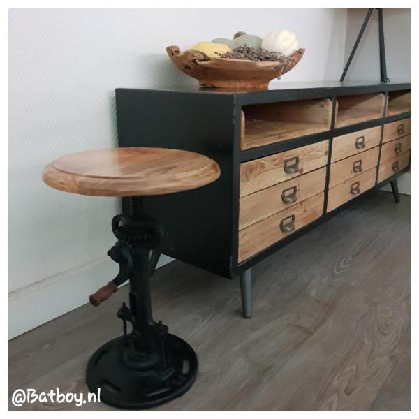 Not only does the stool fit perfectly into industrial furnishings, it is also very practical.
