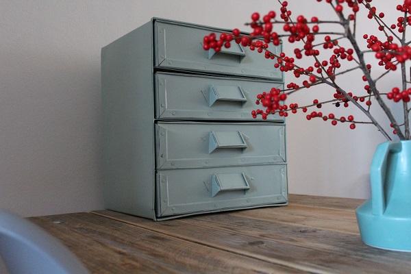 The Delray chest of drawers is ideal for your office, shelf or buffet. It is also an excellent solution for storing your most important documents and mail.
