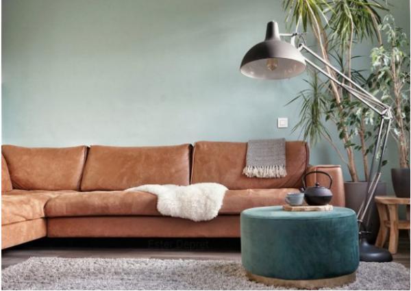 El nuevo puf de terciopelo no sólo es muy bonito, sino también funcional, como debe ser.