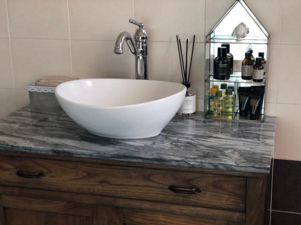 Grce  sa structure en laiton, il apportera une touche de charme rtro. Vous pouvez y ranger des parfums, des crmes ou simplement une bougie parfume. L'objet parfait pour complter ma salle de bain.
