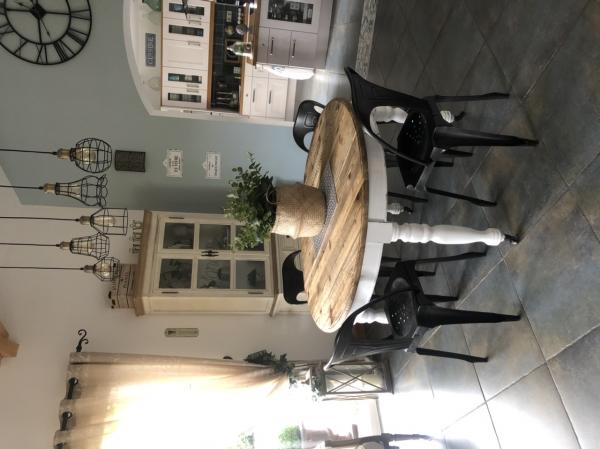 Wir sind mit unseren Multipl' Sthlen sehr zufrieden.
Die Mischung aus Metall und dem rohen Holz unseres Tisches modernisiert unseren Essbereich.