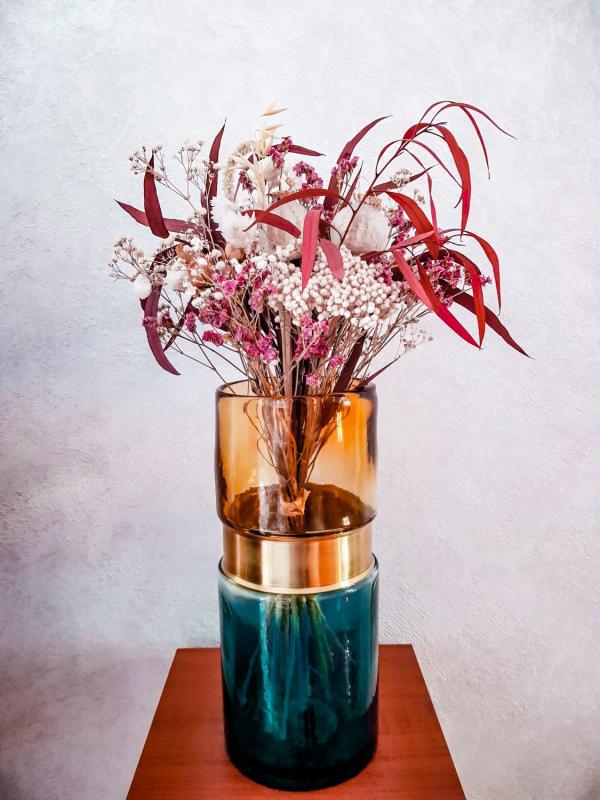 schne und elegante farbige Glasvase mit einem Messingring 