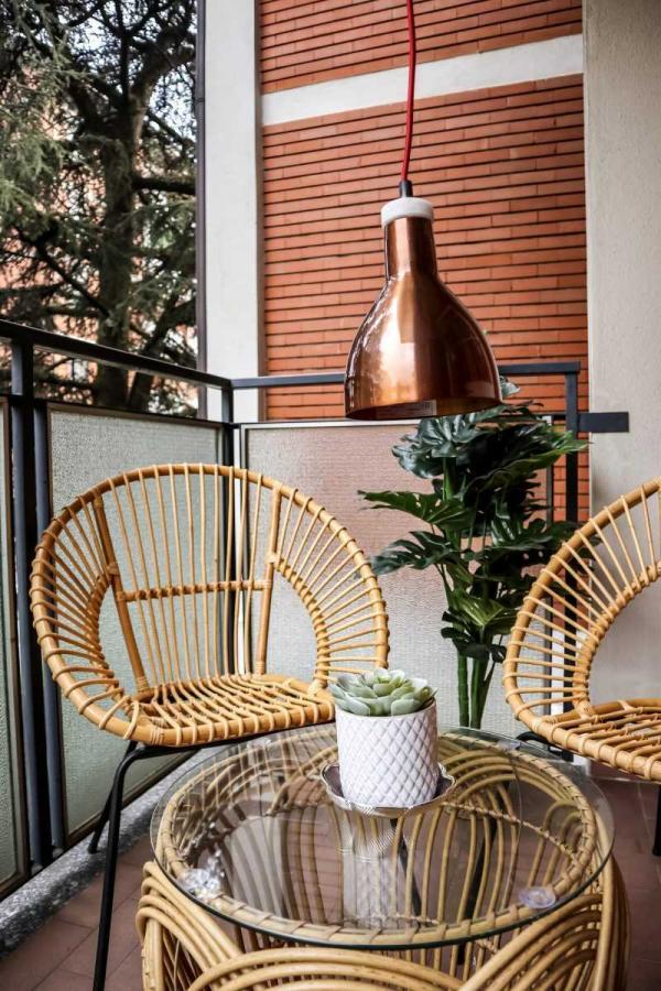 Ce mlange de matriaux et de couleurs fait que cette lampe unique et dfinitivement vintage est parfaite pour la terrasse.